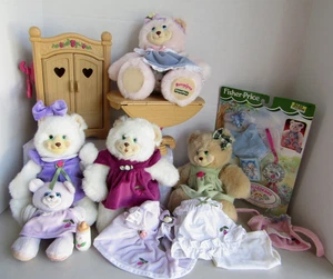 LOTE Fisher-Price 4 osos de mozo, bebé Kristin, mesa, armario, trajes diversos - Imagen 1 de 11