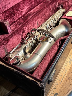 Saxofón tenor Conn "New Invention" 1913 serie # C-29764 con estuche DE COLECCIÓN Foto 1 de 4