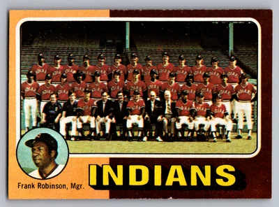 Tarjeta del equipo 1975 Topps #331 Cleveland Indians con Frank Robinson sin marca Foto 1 de 3