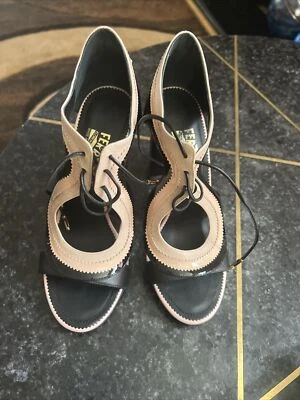 Preciosos Zapatos Salvatore Ferragamo Nuevos Beige Negro Talla 37 Foto 1 de 3