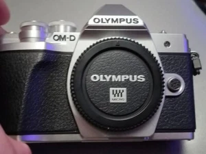 Olympus OM-D E-M10 Mark III + Caja + Cargador + Adaptador a batería Sony + funda - Imagen 1 de 15
