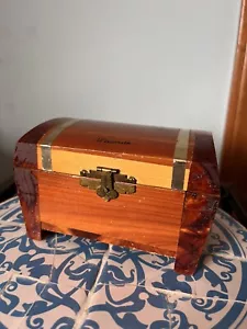Caja de curiosidades de cedro de pino de recuerdo vintage con bisagras y pestillo WI WISC Wisconsin - Imagen 1 de 12
