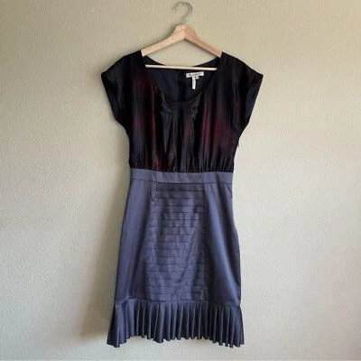 Vestido feminino BCBGeneration 6 mistura de algodão cetim sereia atrelado cinza e vermelho - Imagem 1 de 4