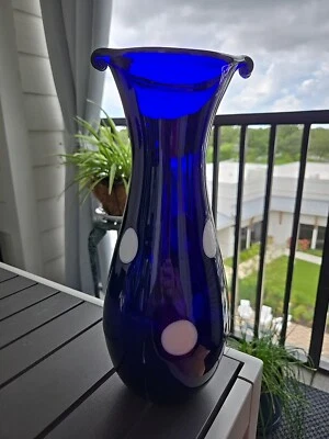 BEAUTIFUL HEAVY COBALT BLUE HANDBLOWN ART GLASS WHITE DOT FLOWER VASE ROOM DECOR - Image 1 of 4