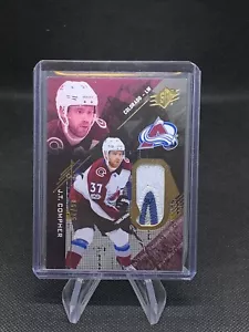 17/18 UD SPX - J.T. COMPHER PATCH /25 #R-JT Colorado Avalanche - Bild 1 von 2