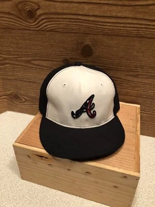 Cappello Atlanta Braves edizione 4 luglio aderente taglia 7 1/2 rosso/bianco/blu senza $28 - Foto 1 di 7