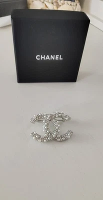 Broche Chanel Perla Cristal Tono Plata Usado  Foto 1 de 4