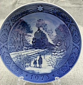 Plato de Navidad anual azul Royal Copenhagen 1973 Going Home For Christmas - Imagen 1 de 5