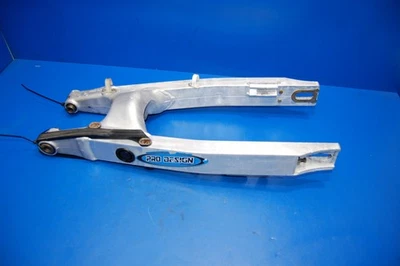 93-97 CR125R CR250R 1994 OEM basculante suspensión necesita cojinetes 52100-KZ4-710 Foto 1 de 4