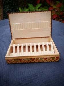 Vintage 8 Inch Decorative Wooden Cigarette Box Holds 40 Cigarettes - Foto 1 di 19