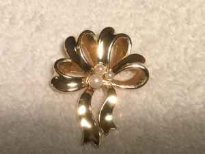 Signed Avon Gold Tone & Faux Pearl Bow Pin Broch Figural Vintage  - Picture 1 of 6