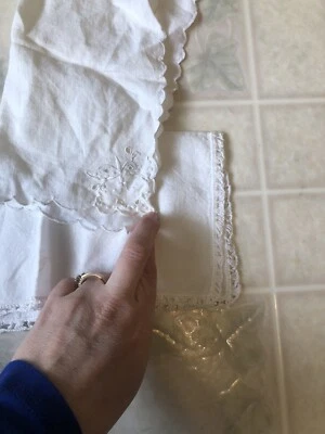 Dos (2) pañuelos blancos vintage 1 detalle de punzón de lino y 1 borde de encaje Foto 1 de 3