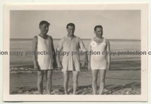 3 Guys In Funny Swim Dresses / Gay INT (Vintage Photo ~1940s/1950s) - Imagen 1 de 1