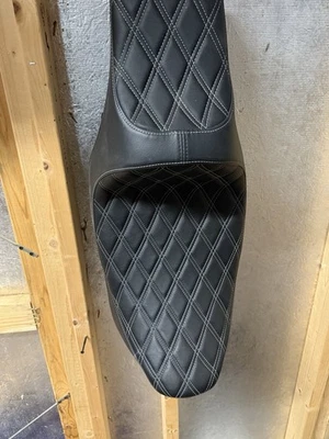 Asiento Depredador III Vinilo Puntada Doble Diamante Negro Drag Specialties Foto 1 de 2