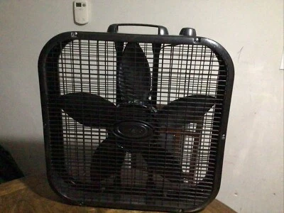Ventilador de caja de piso resistente a la intemperie Lasko 20" 3 velocidades circulación de aire - negro Foto 1 de 4