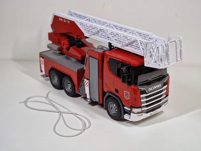 Bruder 03591 Scania Super 560R Feuerwehrleiterwagen LKW Auto Rot SCHLAUCH AB! - Bild 1 von 4