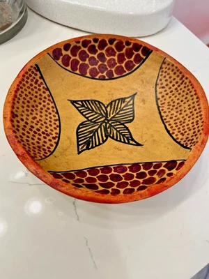 Tigela redonda de madeira pintada artesanal africana 8" não assinada - Imagem 1 de 4