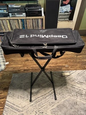 Sintetizador polifónico Behringer DeepMind 12 con cable de alimentación y estuche blando Foto 1 de 4
