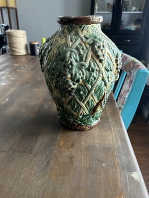 Vintage Majolica Grape Vine Leaves Trellis Ceramic Art Pottery Vase Signed - Изображение 1 из 4