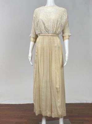 Antiguo Victoriano Eduardiano Crema Seda Maxi Vestido y Pestañas Red Encaje Corpiño Foto 1 de 4