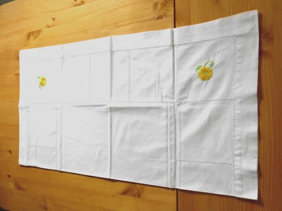 30) OMAS KLEIDERSCHRANK  TCM MITTELDECKE GELBE STICKBLUME DURCHBRUCHMUSTER WEIß - Bild 1 von 4