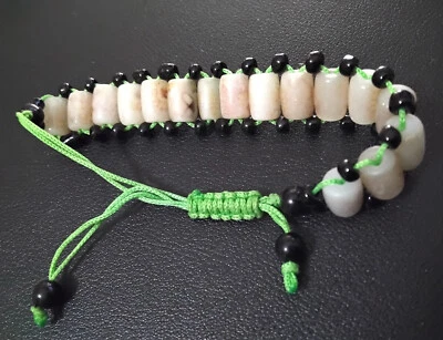 1 PIEZA - CUENTAS DE HUESO BEIGE CON ESTAMPADOS Y CUENTAS NEGRAS ENSARTADAS EN CUERDA VERDE - AJUSTABLES Foto 1 de 4