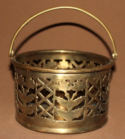 VINTAGE SMALL BRASS BASKET Cover