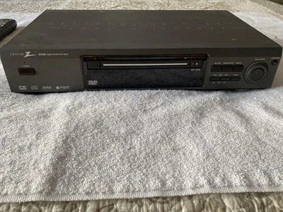 Reproductor de DVD Zenith DVC2200 con control remoto, cables de A/V y manual incluido. Foto 1 de 4