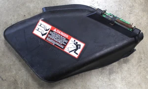 SOLAPA DE CANAL DE DESCARGA LATERAL JOHN DEERE SABRE - ESTANTE 21 - Imagen 1 de 4