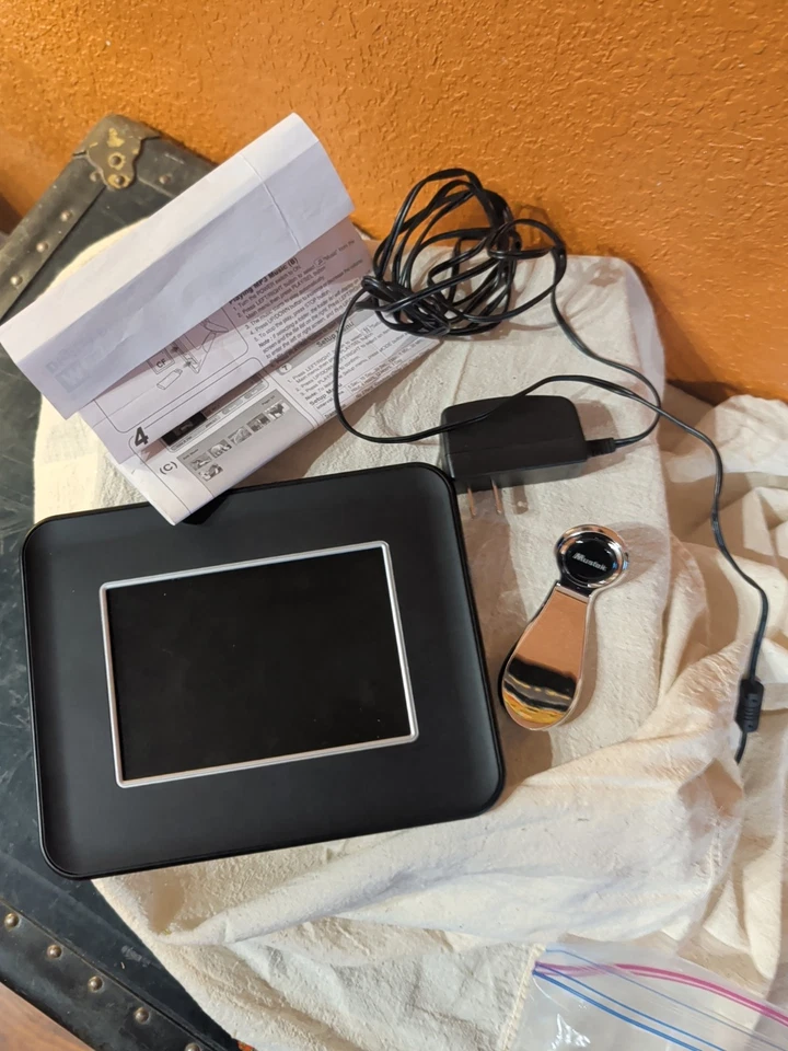 Digital Photo Frame Mustek Vtg7” LCD Screen (6.2 “ viewable area, new in box - Image 1 of 4