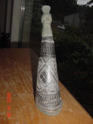 CONTÊINER DE CAL DE CHIFRE ESCULPIDO DAYAK ARTE TRIBAL OCEANIA PACÍFICO SUL Nº 2 - Imagem 1 de 4