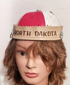 Gorro de recuerdo vintage de Dakota del Norte con 5 dijes de cuero de 7 pulgadas de diámetro ND - Imagen 1 de 7