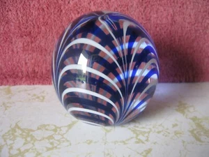 MMA METROPOLITAN MUSEUM OF ART GLASS PAPERWEIGHT - Picture 1 of 4