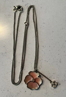 "Hermoso collar flor marca coco camelia logotipo CC de Chanel usado 12"" de largo" Foto 1 de 4