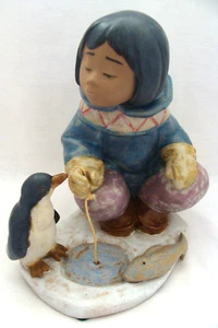Figura Pequeño Pescador Lladro #2259 Niña Esquimal Pesca Con Pingüino - Imagen 1 de 13