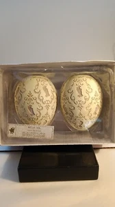 Juego de 2 huevos de Pascua grandes tallados en resina crema Bella Lux blancos con conejitos rosas - Imagen 1 de 19