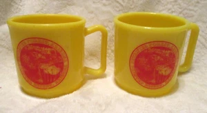 Vintage~Tazze/Tazze di plastica gialle~Foresta di Petrifie~Deserto dipinto, AZ~3,25" alto~2 - Foto 1 di 14