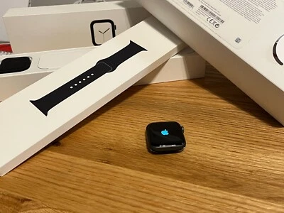 Apple Watch Series 4 44mm Cassa Allumina Grigia Siderale, Cinturino Sport Nero, - Immagine 1 di 4