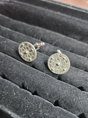 金属盾设计袖扣 ⚙️ 纹理复古风格 – 银色 ✨ — 第 1/3 张图片