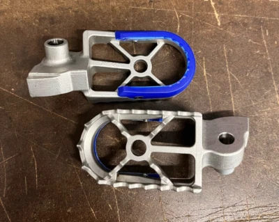 GASGAS, KAWASAKI, YAMAHA, HONDA ESTRIBERAS ACERO PLATA AZUL Foto 1 de 2