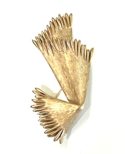 Broche Vintage CROWN TRIFARI Texturizado Bufanda Envoltura Flecos Cepillado Tono Dorado - Imagen 1 de 8