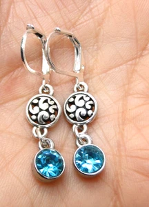Altered Brighton Elora Silber Charm & blaue Kristall Ohrringe mit Hebelverschluss - Bild 1 von 3