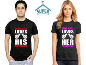 CAMISETA This Guy Loves His Girl CARICATURES Manos Pareja Esta chica la ama - Imagen 1 de 4