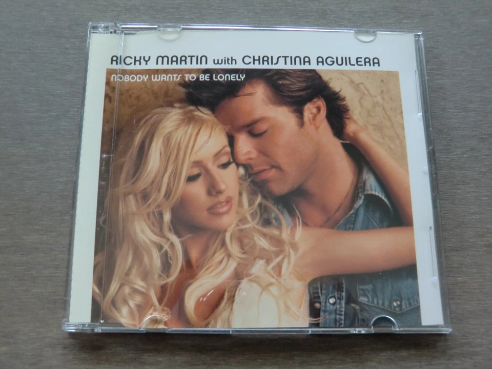 Ricky Martin With Christina Aguilera – Nobody Wants To Be Lonely - Bild 1 von 3