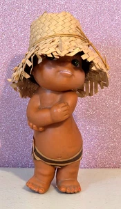 Vintage Hawaii Gummi Puppe mit Strohhut 5" - Bild 1 von 6