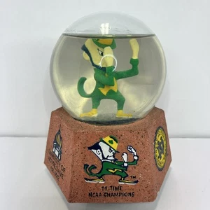 University of Notre Dame Fightin irische Schneekugel Maskottchen Kobold spielt Musik - Bild 1 von 8