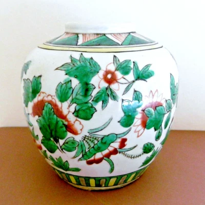 Art d'Asie:Vase ancien en porcelaine de Chine décor dans le style famille verte. - Photo 1/4
