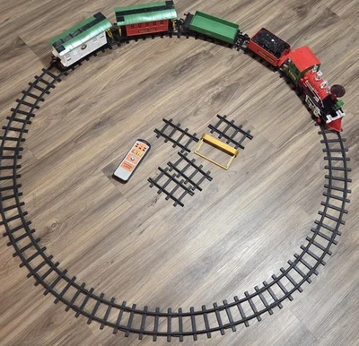 Lionel Lines Christmas Train remote-controlled tested works. Excellent Condition - Image 1 of 4