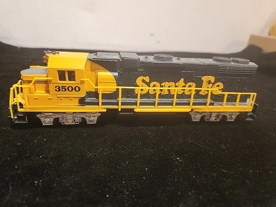 VINTAGE HO SANTA FE #3500 GP-38 DIESEL LOCOMOTIVE Tested Runs Light Not Working - Image 1 of 4