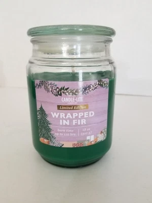Candle-Lite Edición Limitada Envuelta en Vela Perfumada Pino Verde Abeto 18 Oz.  Foto 1 de 4